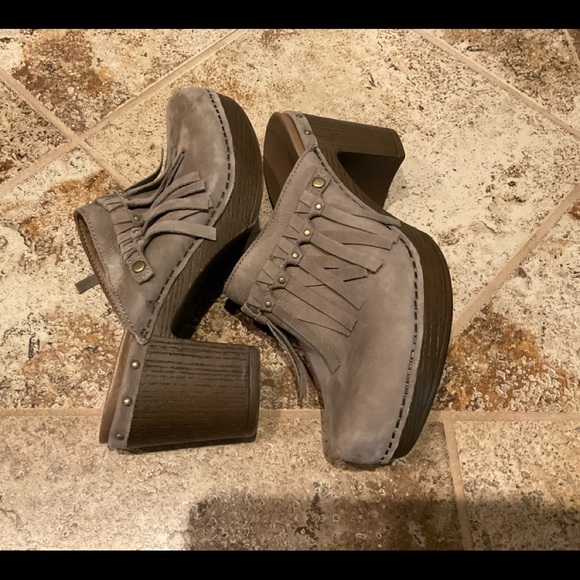 NEW - DANSKO SIZE 8 TAUPE MILLED NUBUCK DENI MULE - Picture 3 of 5